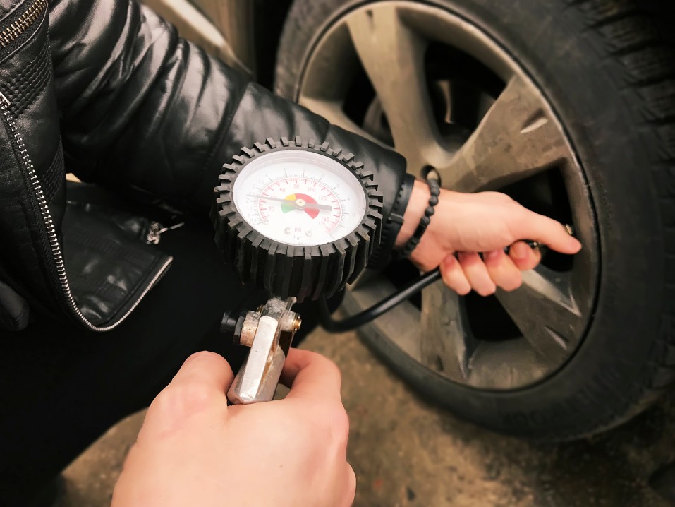 Conduite sûre avec pression de gonflage correcte des pneus