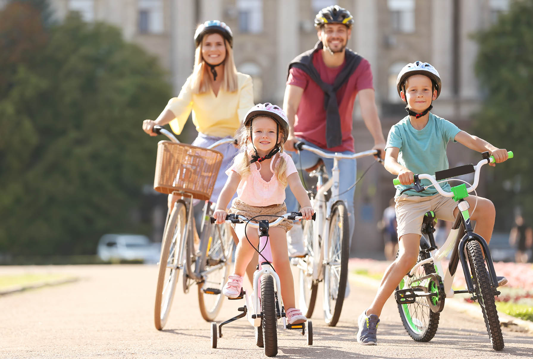 Счастливая семья на велосипедах